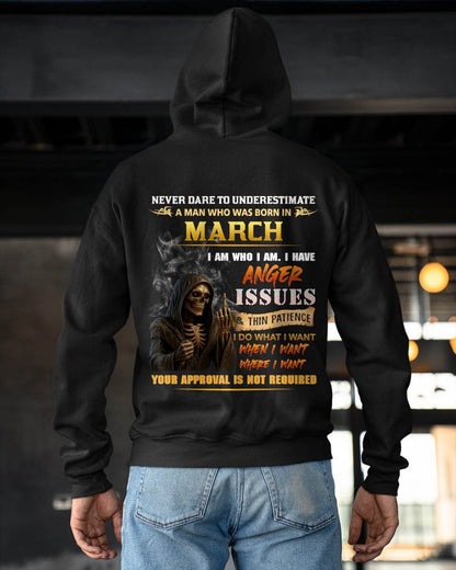 MARCH - NEVER UNDERESTIMATE A MAN WHO KNOWS WHO HE IS - FOR MAN - TLEE03 (SKU26T-01156-03)