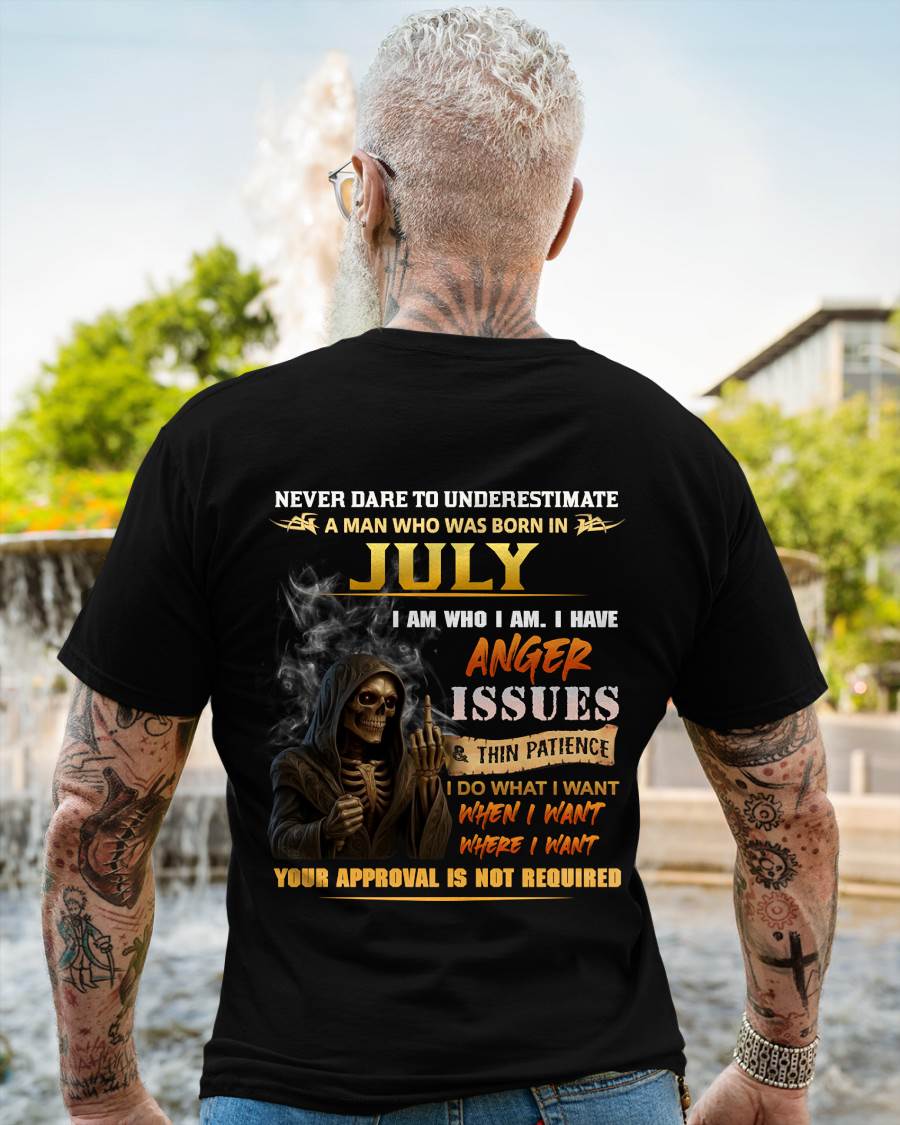 JULY - NEVER UNDERESTIMATE A MAN WHO KNOWS WHO HE IS - FOR MAN - TLEE07 (SKU26T-01156-07)