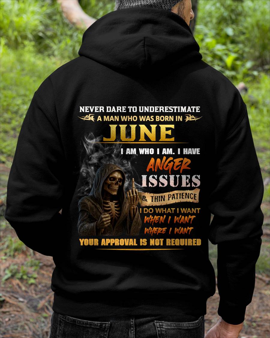 JUNE - NEVER UNDERESTIMATE A MAN WHO KNOWS WHO HE IS - FOR MAN - TLEE06 (SKU26T-01156-06)