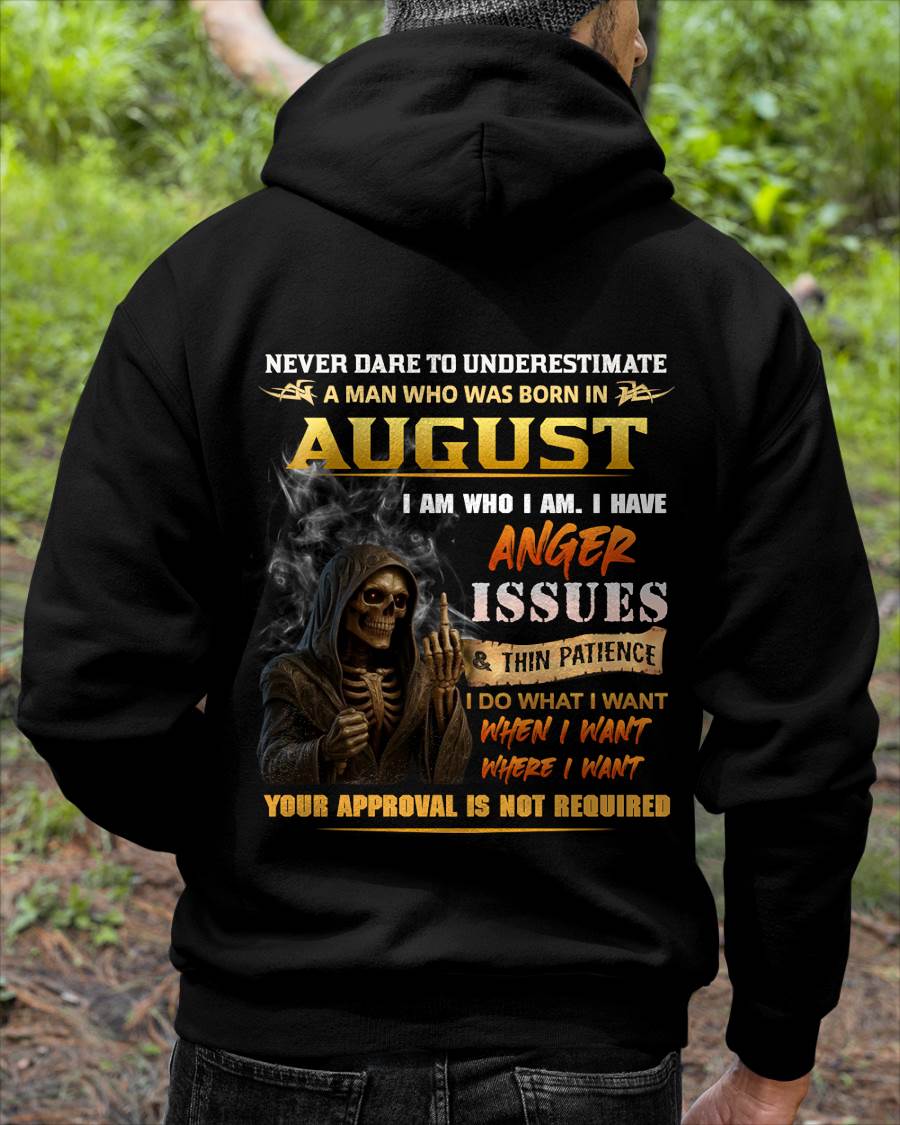 AUGUST - NEVER UNDERESTIMATE A MAN WHO KNOWS WHO HE IS - FOR MAN - TLEE08 (SKU26T-01156-08)