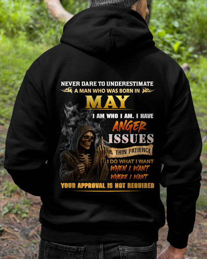 MAY - NEVER UNDERESTIMATE A MAN WHO KNOWS WHO HE IS - FOR MAN - TLEE05 (SKU26T-01156-05)