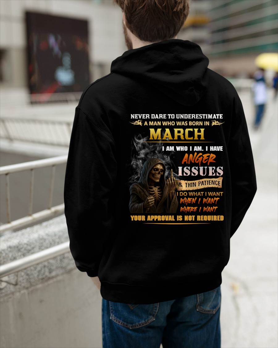 MARCH - NEVER UNDERESTIMATE A MAN WHO KNOWS WHO HE IS - FOR MAN - TLEE03 (SKU26T-01156-03)