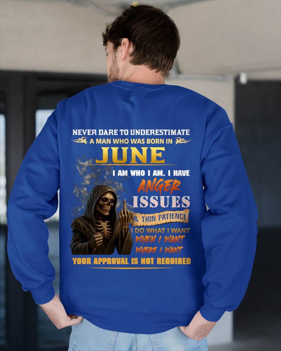 JUNE - NEVER UNDERESTIMATE A MAN WHO KNOWS WHO HE IS - FOR MAN - TLEE06 (SKU26T-01156-06)