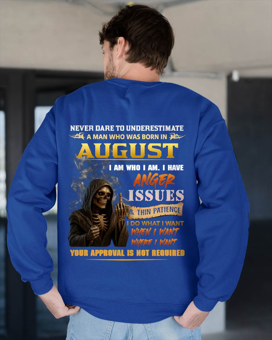 AUGUST - NEVER UNDERESTIMATE A MAN WHO KNOWS WHO HE IS - FOR MAN - TLEE08 (SKU26T-01156-08)