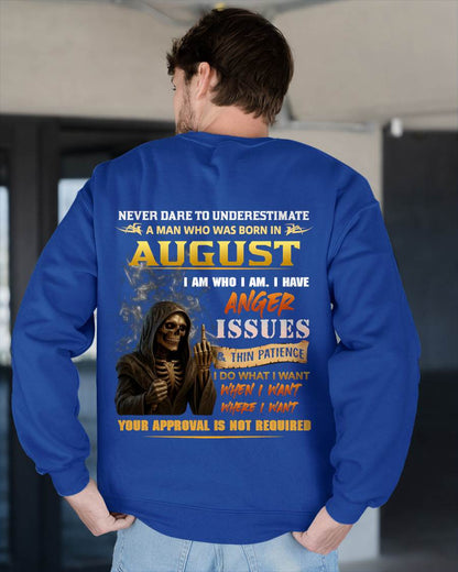 AUGUST - NEVER UNDERESTIMATE A MAN WHO KNOWS WHO HE IS - FOR MAN - TLEE08 (SKU26T-01156-08)